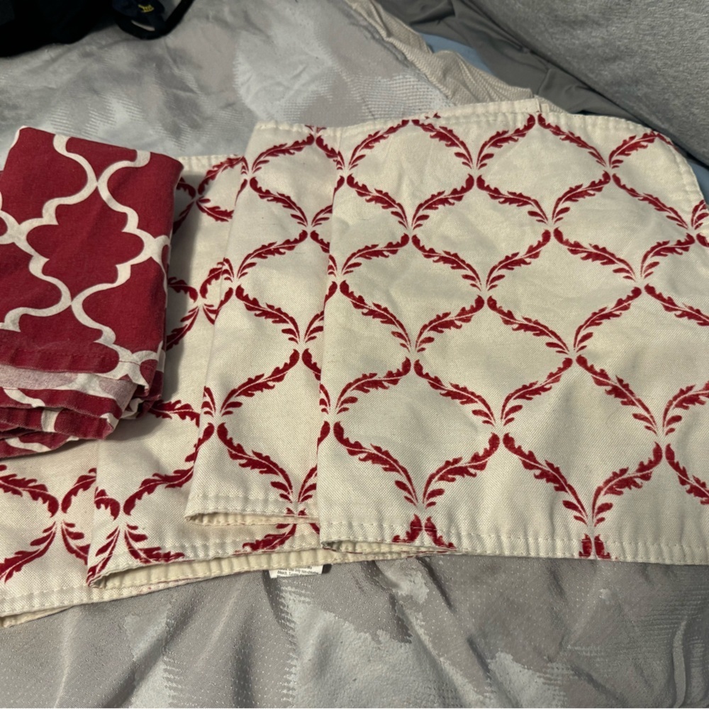 Set of 4 Holiday Placemats and Napkins. Red. Christmas. Super festive and sheek - Picture 6 of 8
